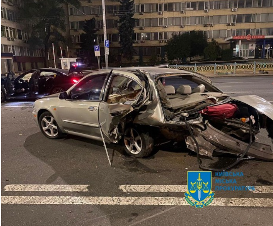 На столичном Печерске пьяница на BMW протаранил автомобиль, травмировав его водителя (фото)