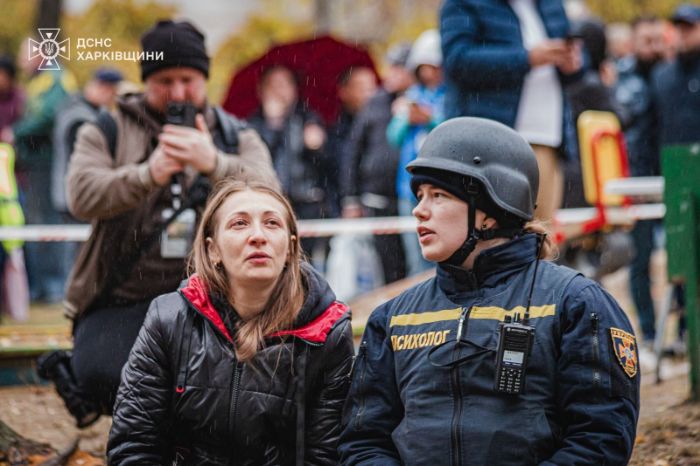 Жилой дом на Салтовке по прилету бомбы: фото и видео при дневном свете