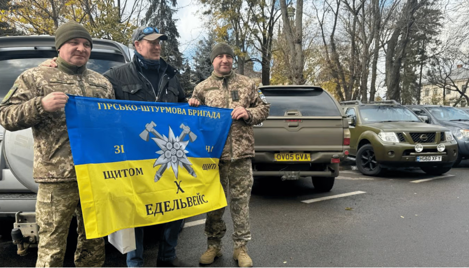 У Львові британці передали військовим 36 автівок