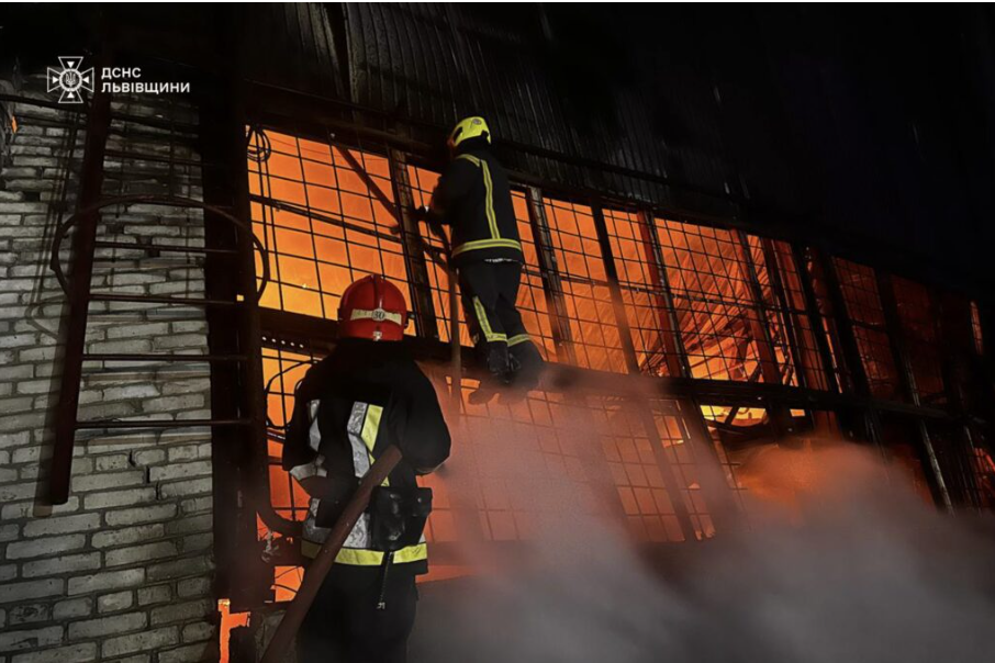 Пожежа у Львові: рятувальники показали, як гасили вогонь 