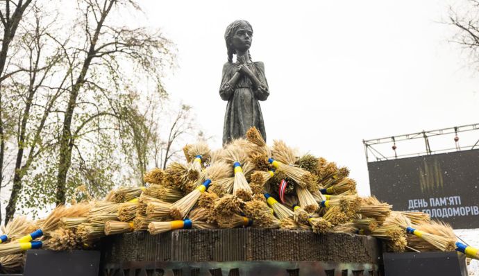 “Наш обов’язок — говорити світу правду про жорстокий злочин”: президент і перша леді вшанували пам’ять жертв Голодоморів в Україні