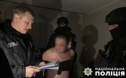 Выдавал себя за полицейского и размахивал пистолетом в кафе: в Киеве задержали мужчину