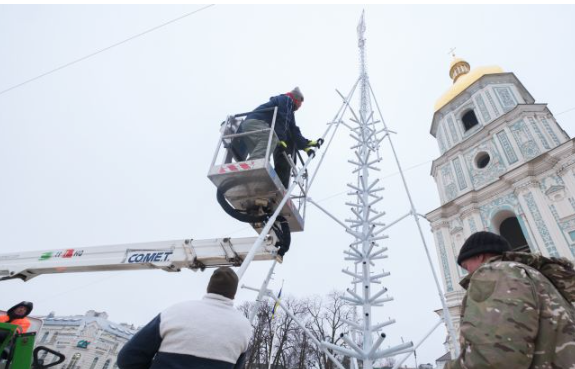 У Києві почали встановлювати головну святкову ялинку країни (фото, відео)