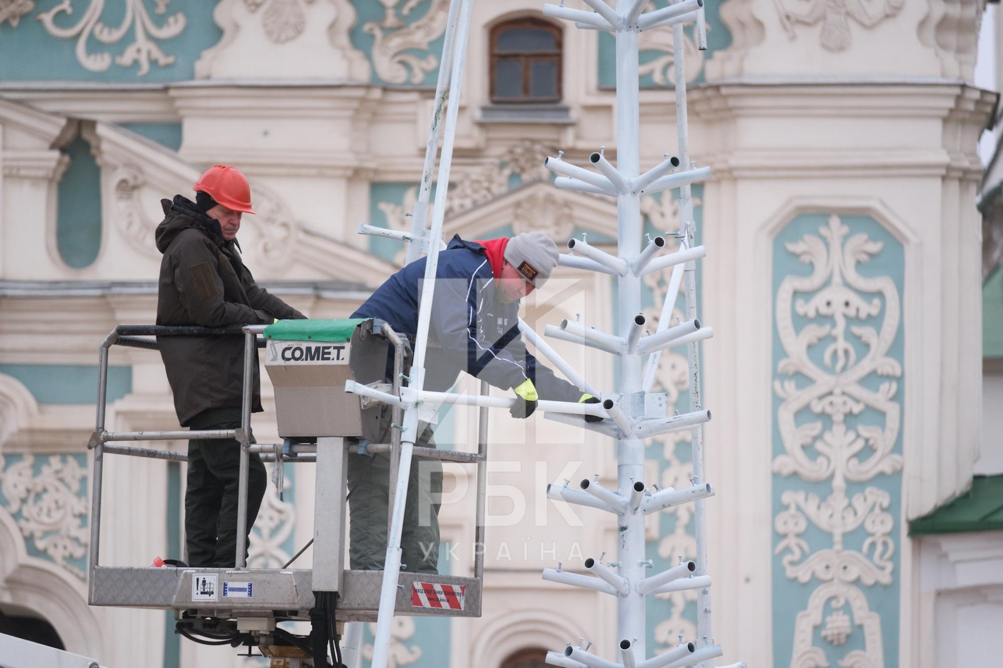 У Києві почали встановлювати головну святкову ялинку країни (фото, відео)