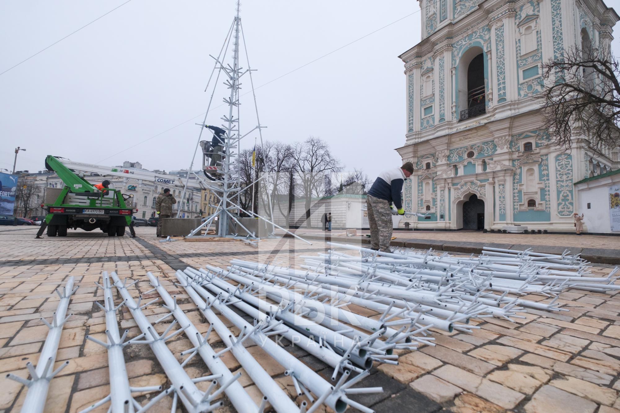 У Києві почали встановлювати головну святкову ялинку країни (фото, відео)