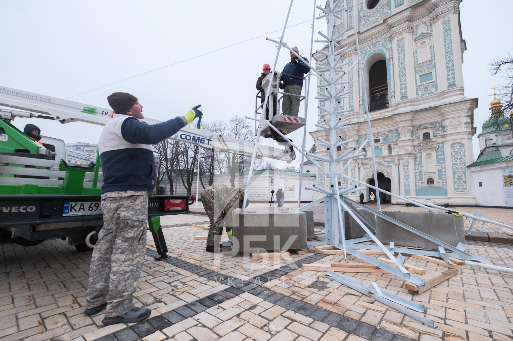 У Києві почали встановлювати головну святкову ялинку країни (фото, відео)