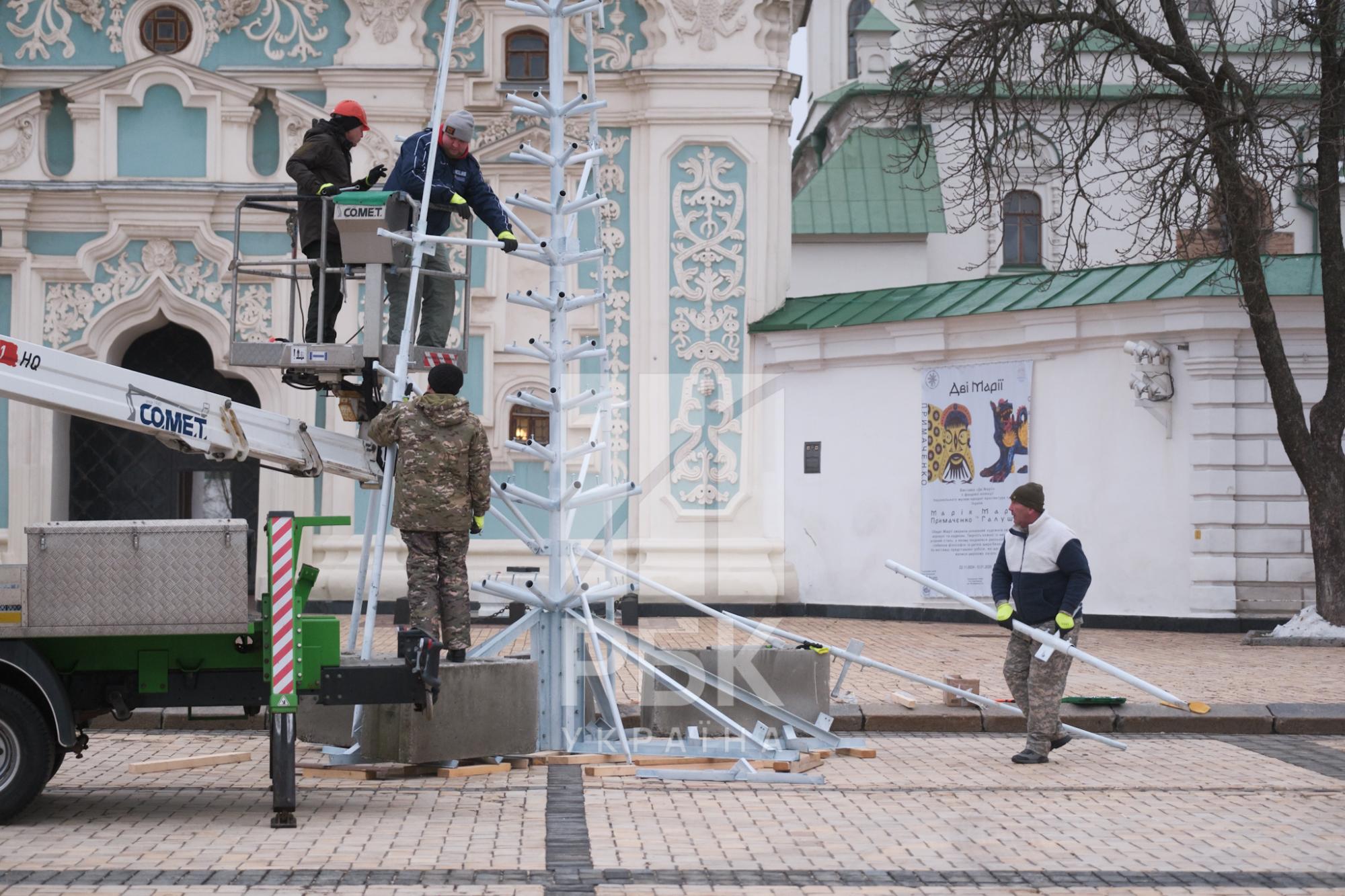 У Києві почали встановлювати головну святкову ялинку країни (фото, відео)