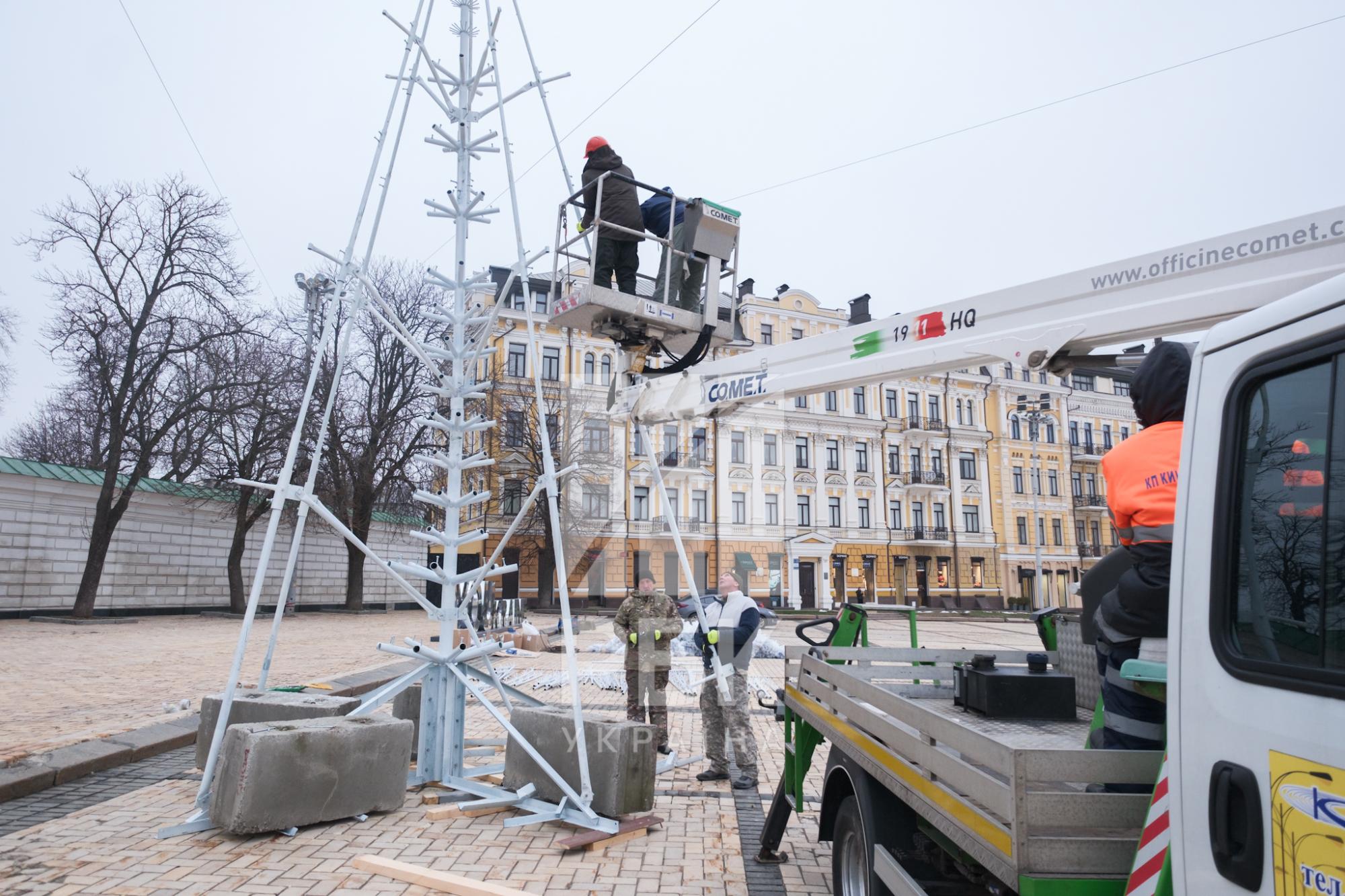 У Києві почали встановлювати головну святкову ялинку країни (фото, відео)