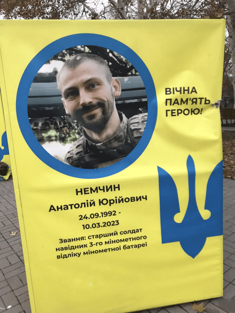 В Запорожье неизвестные повредили призму на Аллее Героев (ФОТО)