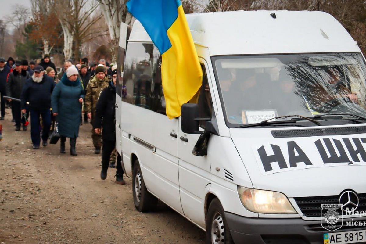 Марганець провів в останню путь сержанта Романа Войтенка (фото) 4