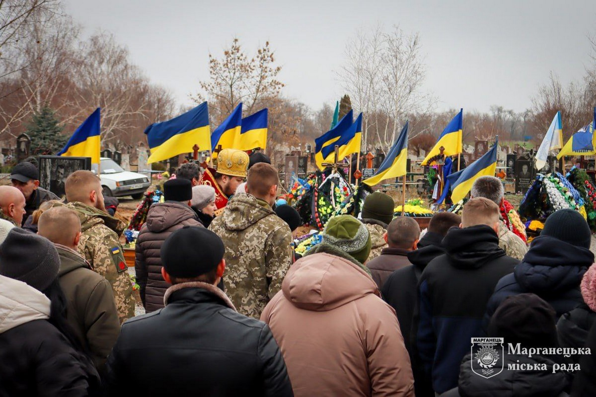 Марганець провів в останню путь сержанта Романа Войтенка (фото) 6