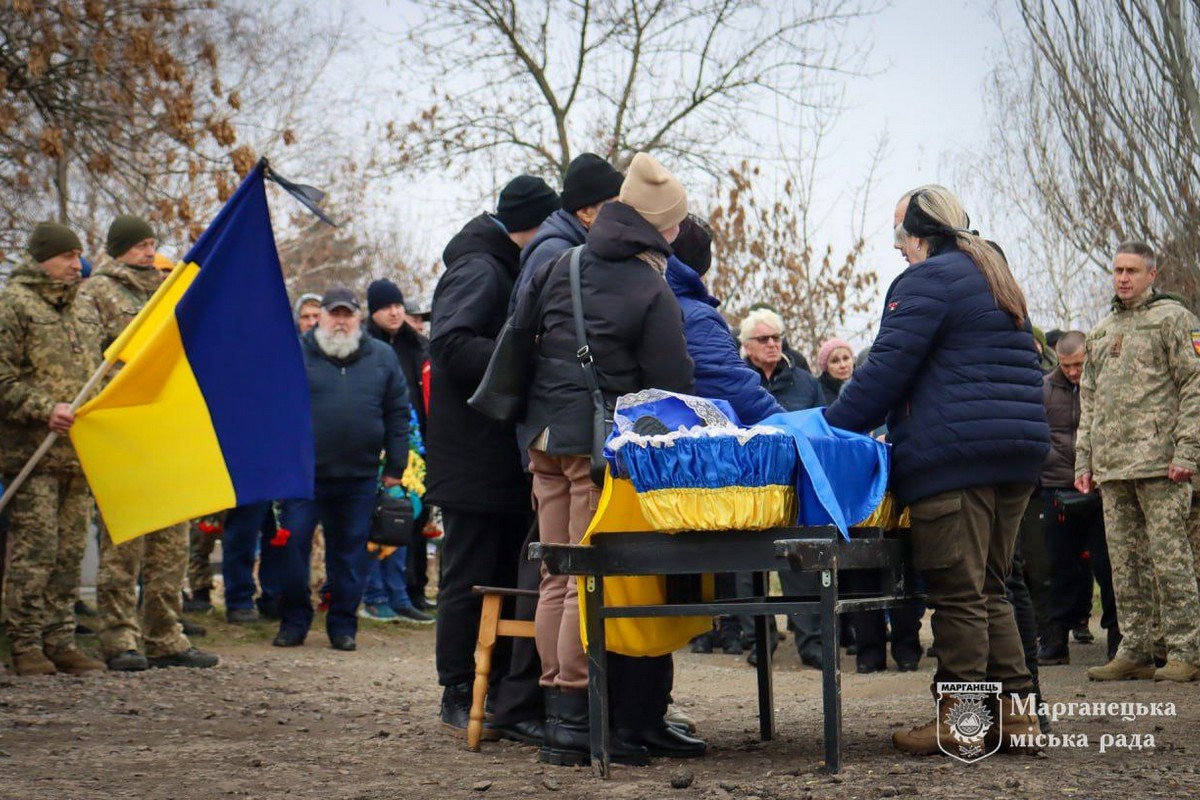 Марганець провів в останню путь сержанта Романа Войтенка (фото) 7