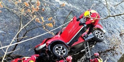 Жінка стрибнула у крижану воду, щоб врятувати водійку авто, яке впало у річку з висоти 4 м – фото