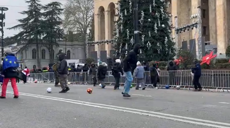 В Грузии устроили протест с мячами против нового президента