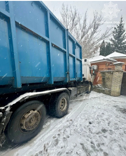 На "лисій" гумі під час ожеледиці: у Києві вантажівка знесла цегляний паркан будинку