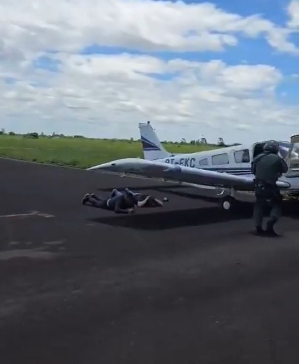 Пілотів затримали з майже пів тонни кокаїну / © скриншот з відео