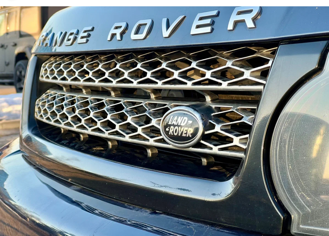 У лісі знайшли десятки позашляховиків Land Rover та Range Rover