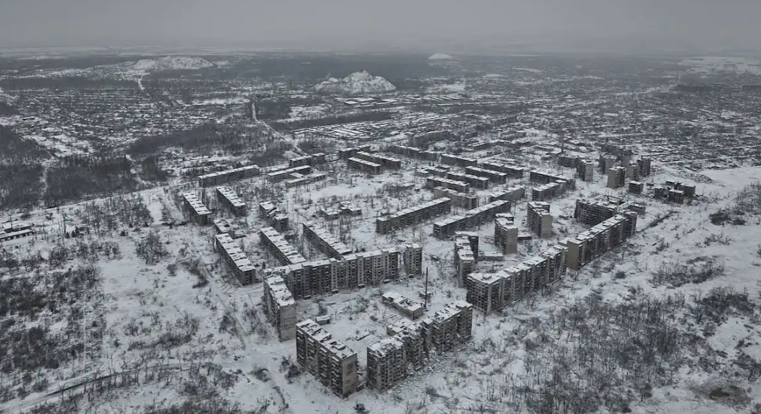 Вкриті снігом руїни: фотографи Ліберови показали свіжі знімки з Торецька на Донеччині