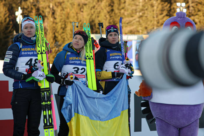 Джима розгорнула український прапор на квітковій церемонії після гонки ЧС