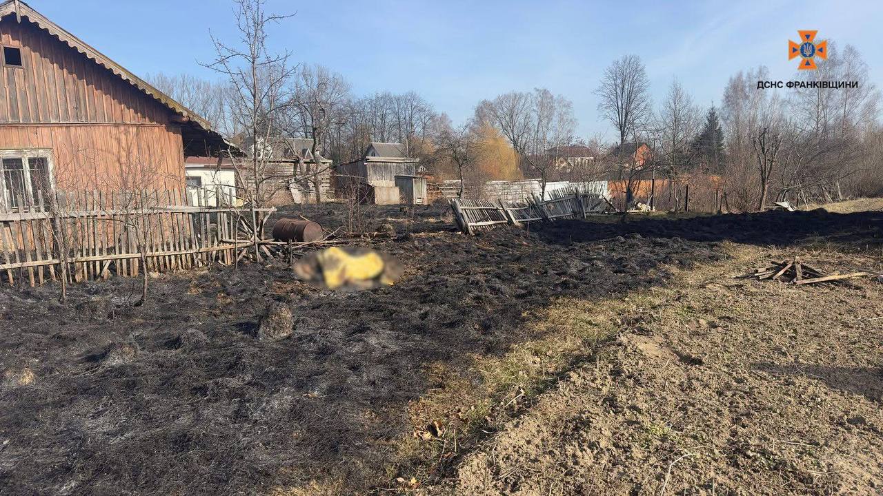 На Калущині на місці пожежі сухої трави виявили тіло чоловіка 