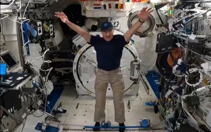 Як одягти штани у космосі: астронавт NASA показав кумедне відео з МКС