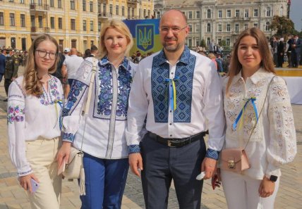 Денис Шмигаль із дружиною та доньками