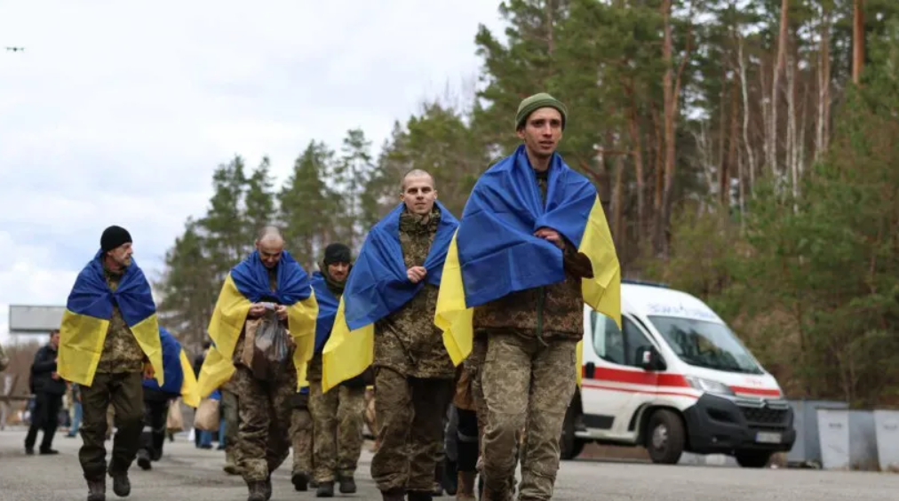 Зеленський повідомив про один з найбільших обмінів полоненими: "Україна повертає своїх"