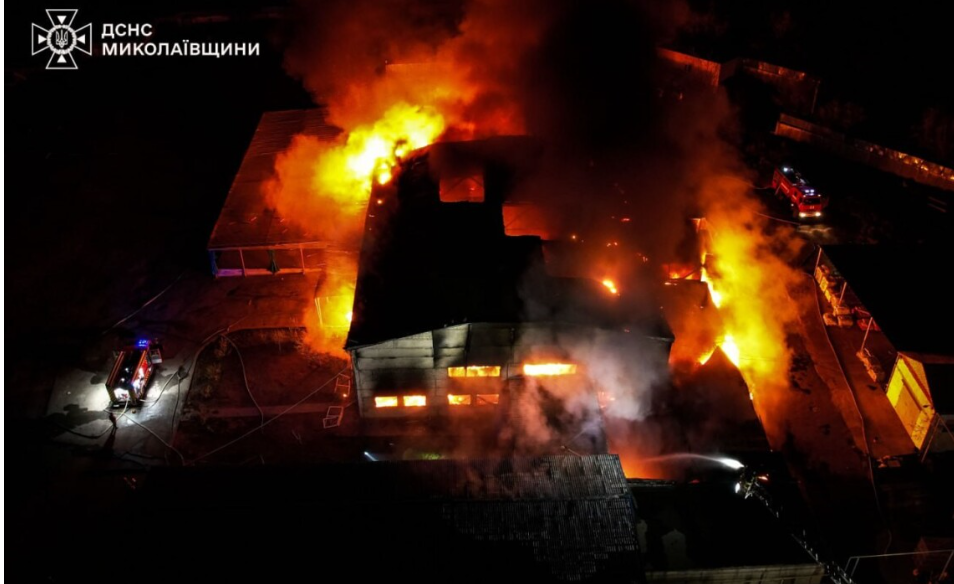 Росіяни вдарили невідомим дроном по Миколаєву, спалахнула пожежа