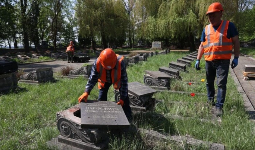 Могила Путіна? У Львові розпочалася ексгумація останків радянських солдат