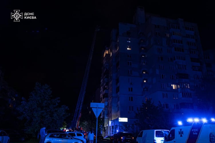 Окупанти атакували Київ уночі: 11 постраждалих, серед них — двоє дітей (ДОПОВНЕНО)