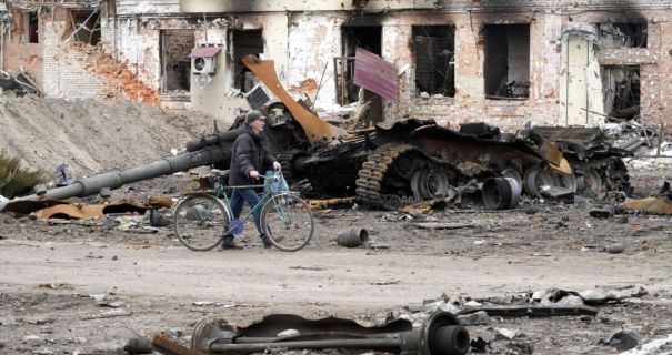 \"Воджу їжу під обстрілами\". Як керівники сіл ризикують життям заради земляків