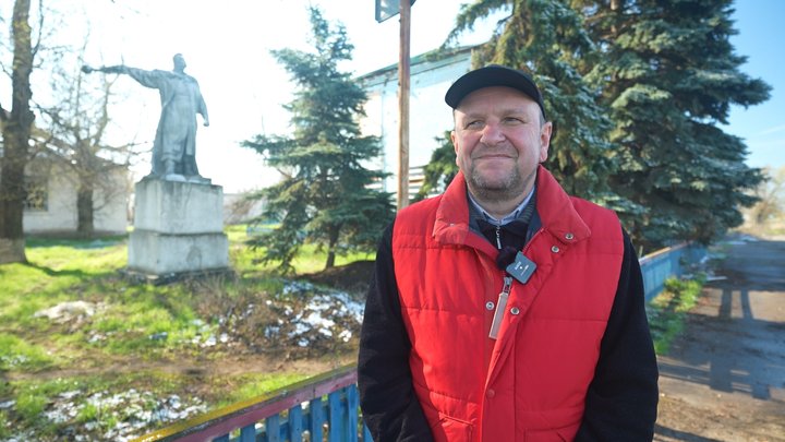 \"Воджу їжу під обстрілами\". Як керівники сіл ризикують життям заради земляків