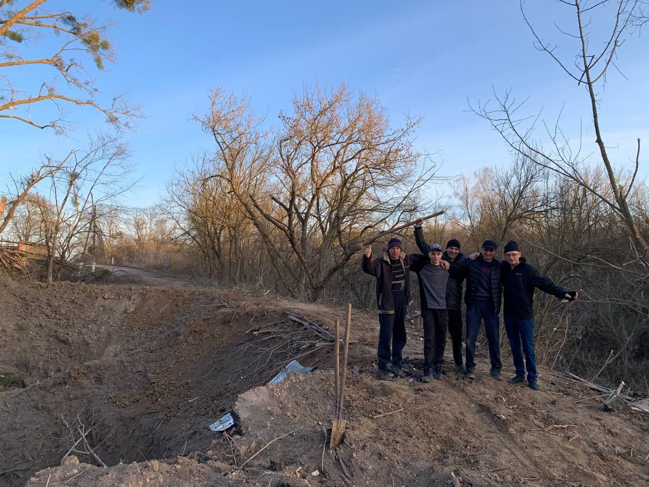 \"Воджу їжу під обстрілами\". Як керівники сіл ризикують життям заради земляків