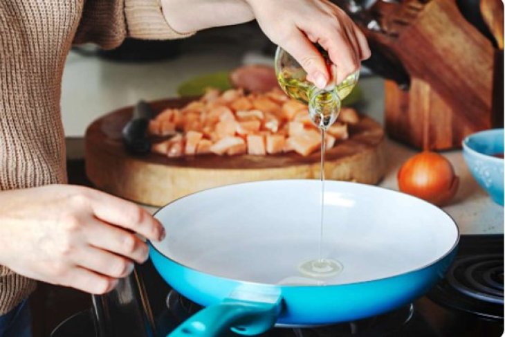 Псує смак і корисні властивості: які продукти не можна смажити на олії
