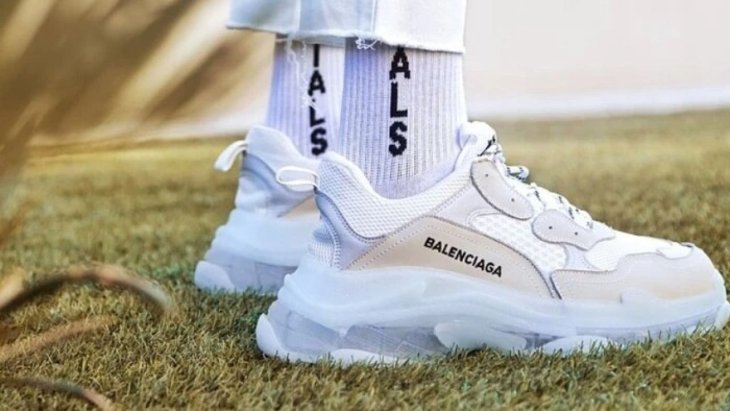Прибиральниця готелю в Туреччині викинула кросівки Balenciaga росіянина у смітник