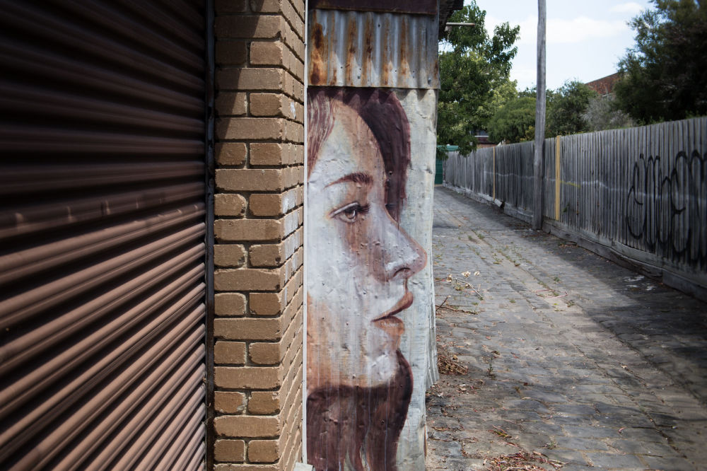 Уличный художник вдыхает жизнь в руины