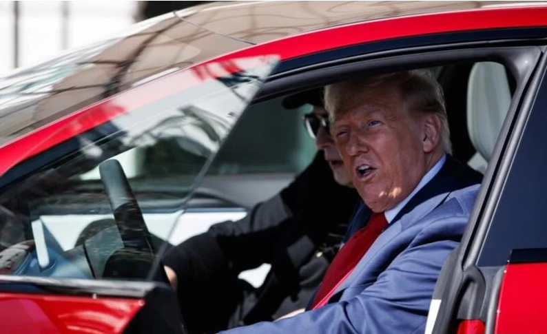 Що Трамп робитиме зі своєю червоною Tesla після сварки з Маском? ЗМІ дізналися