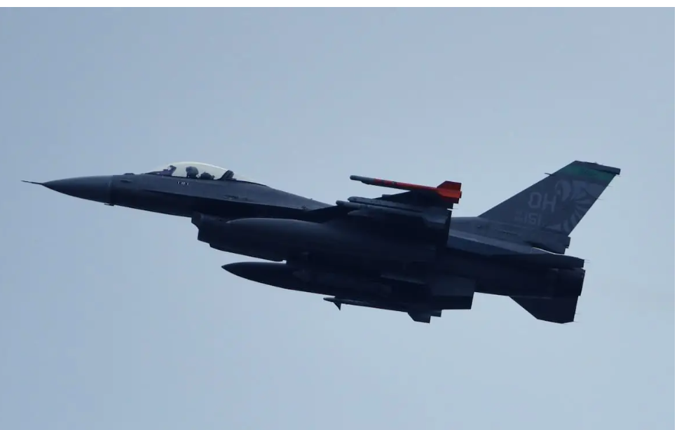 У мережі з’явилося відео, на якому зафіксовано, як винищувач F-16 успішно знищує “Шахед”