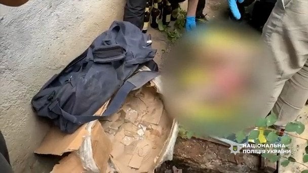 Поліція виявила тіло дівчинки в коробці, яку вбивця заніс до підвалу / Скриншот з відео Нацполіції