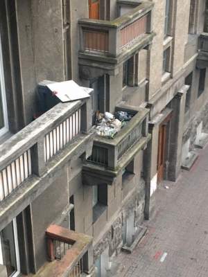 В соцсетях подняли на смех «мусорный» балкон в центре Киева