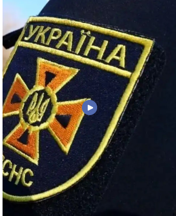 Облили до нитки: у Броварах показали, як проводжають на пенсію рятувальників (відео)
