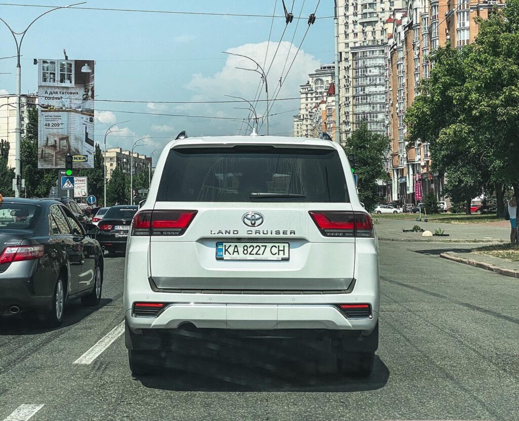 Україні засвітився новий Toyota Land Cruiser 300