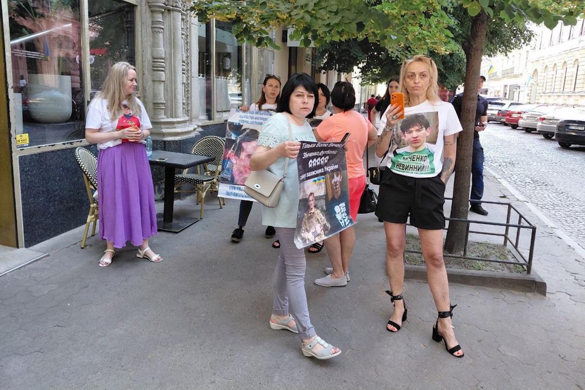 У підозрюваного Зінченка знайшлася власна група підтримки з жінок середнього віку / фото Суспільне