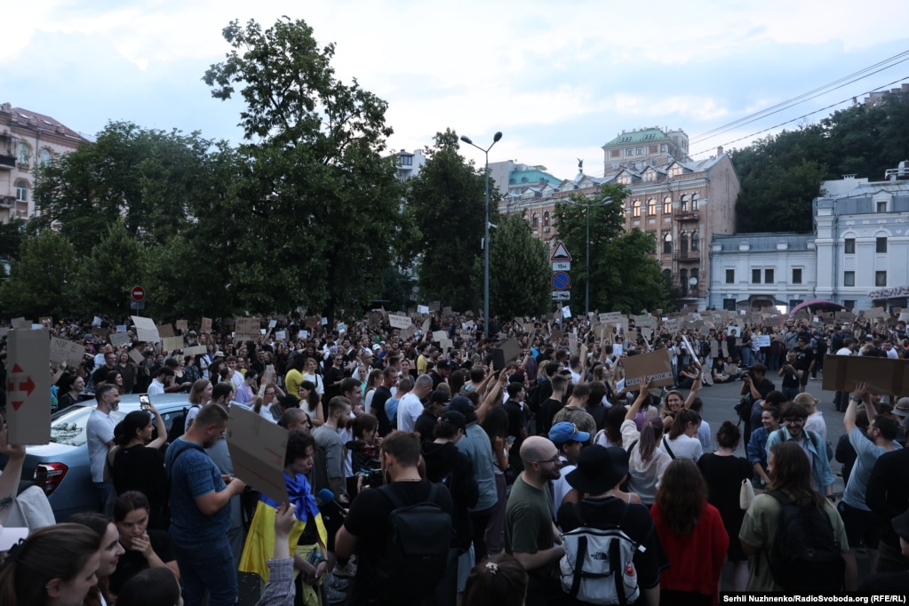 Сотні людей вийшли на протест у Києві проти законопроєкту щодо НАБУ та САП (фотогалерея)