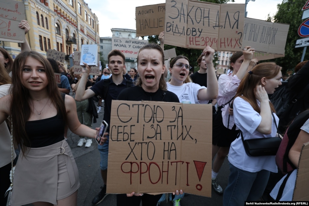 Сотні людей вийшли на протест у Києві проти законопроєкту щодо НАБУ та САП (фотогалерея)