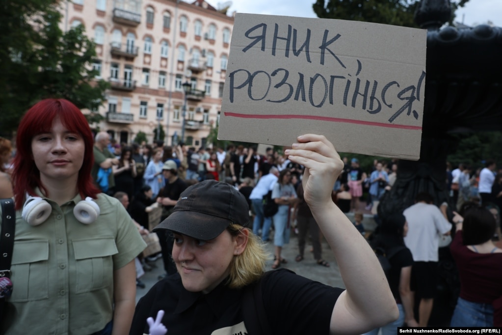 Сотні людей вийшли на протест у Києві проти законопроєкту щодо НАБУ та САП (фотогалерея)