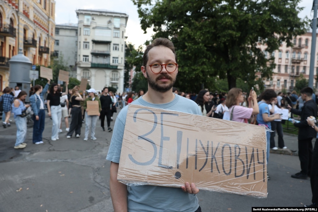 Сотні людей вийшли на протест у Києві проти законопроєкту щодо НАБУ та САП (фотогалерея)