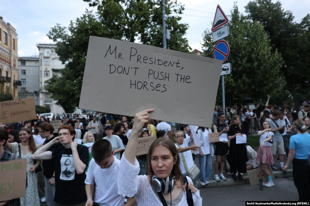 Сотні людей вийшли на протест у Києві проти законопроєкту щодо НАБУ та САП (фотогалерея)
