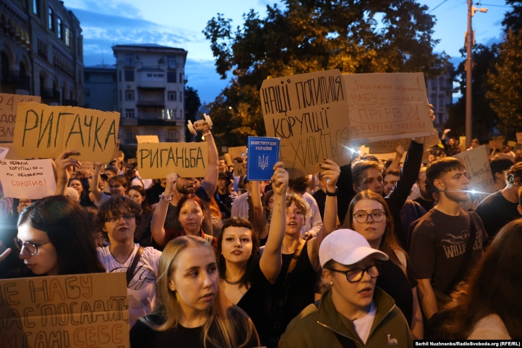 Сотні людей вийшли на протест у Києві проти законопроєкту щодо НАБУ та САП (фотогалерея)