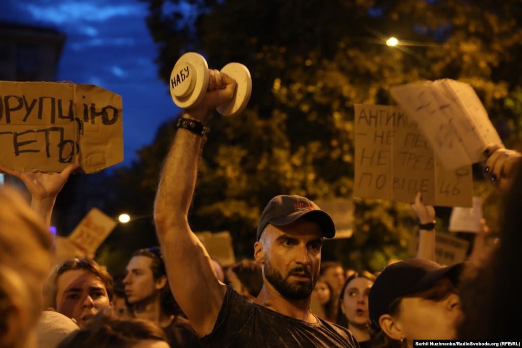 Сотні людей вийшли на протест у Києві проти законопроєкту щодо НАБУ та САП (фотогалерея)